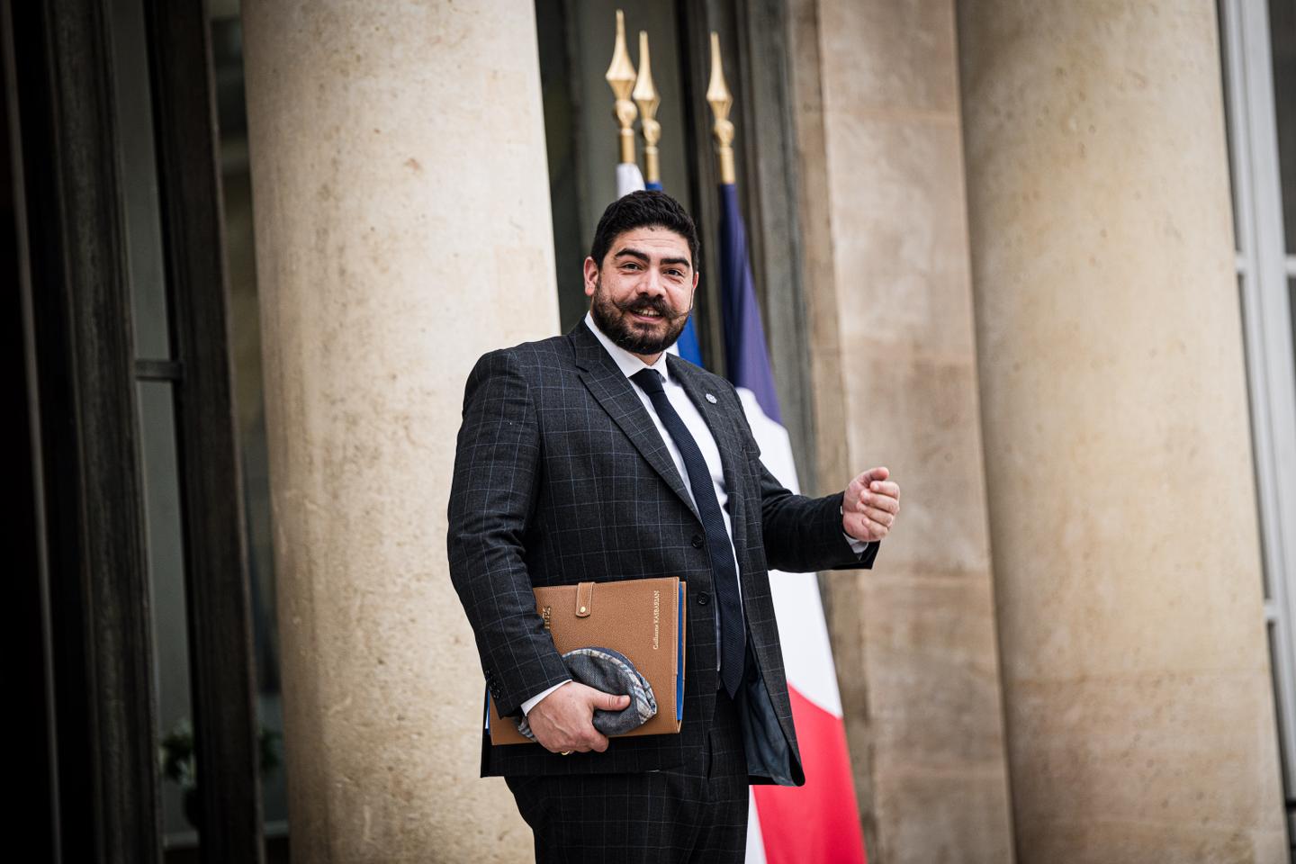 Guillaume Kasbarian, le ministre de la fonction publique, suscite la polémique avec son tweet de...