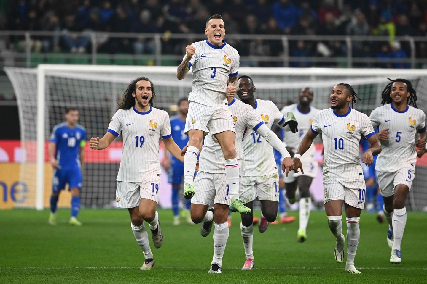 Italie-France : emmenés par Lucas Digne et Adrien Rabiot, les Bleus s’imposent et terminent...