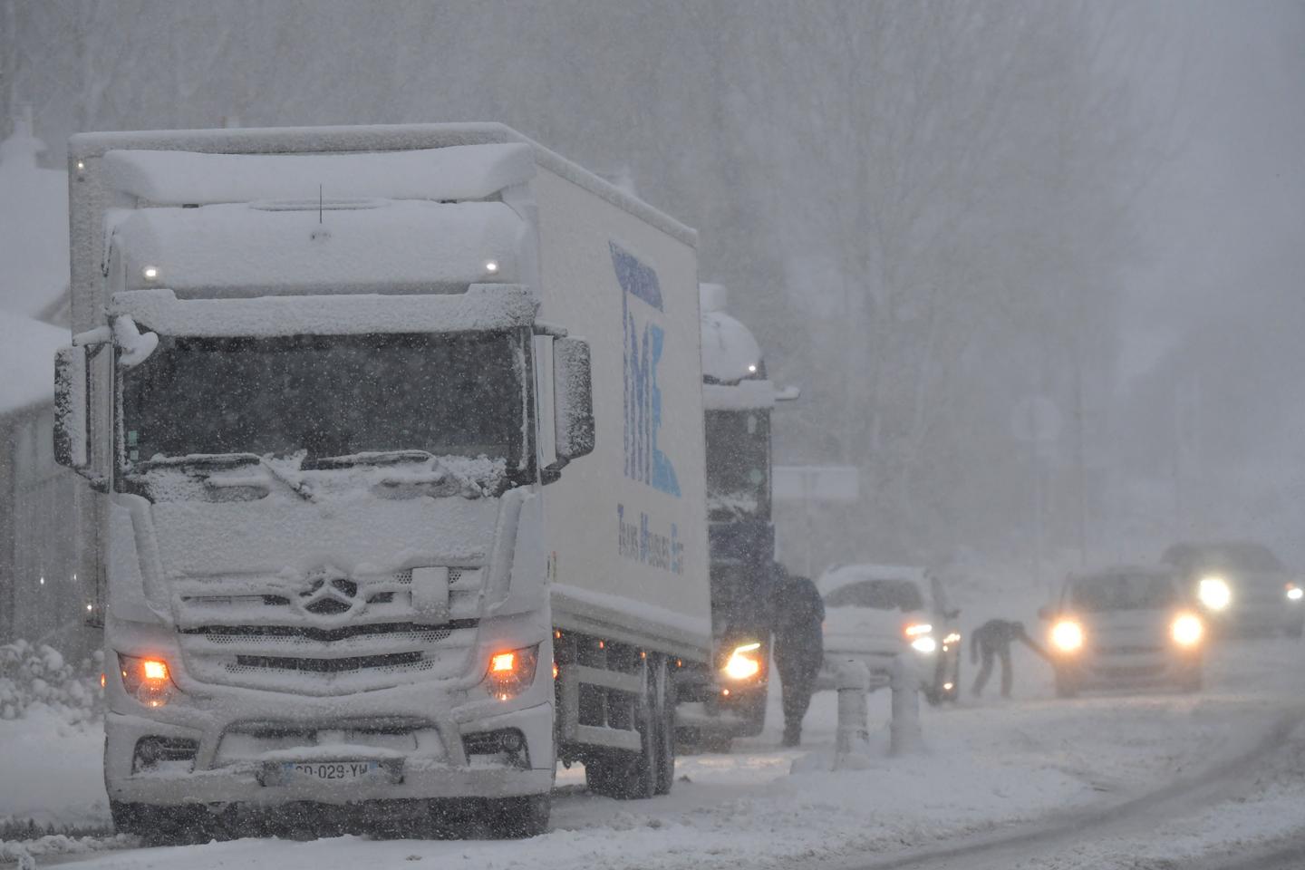 Coupures d’électricité, fortes chutes de neige… La tempête Caetano traverse la France vers...