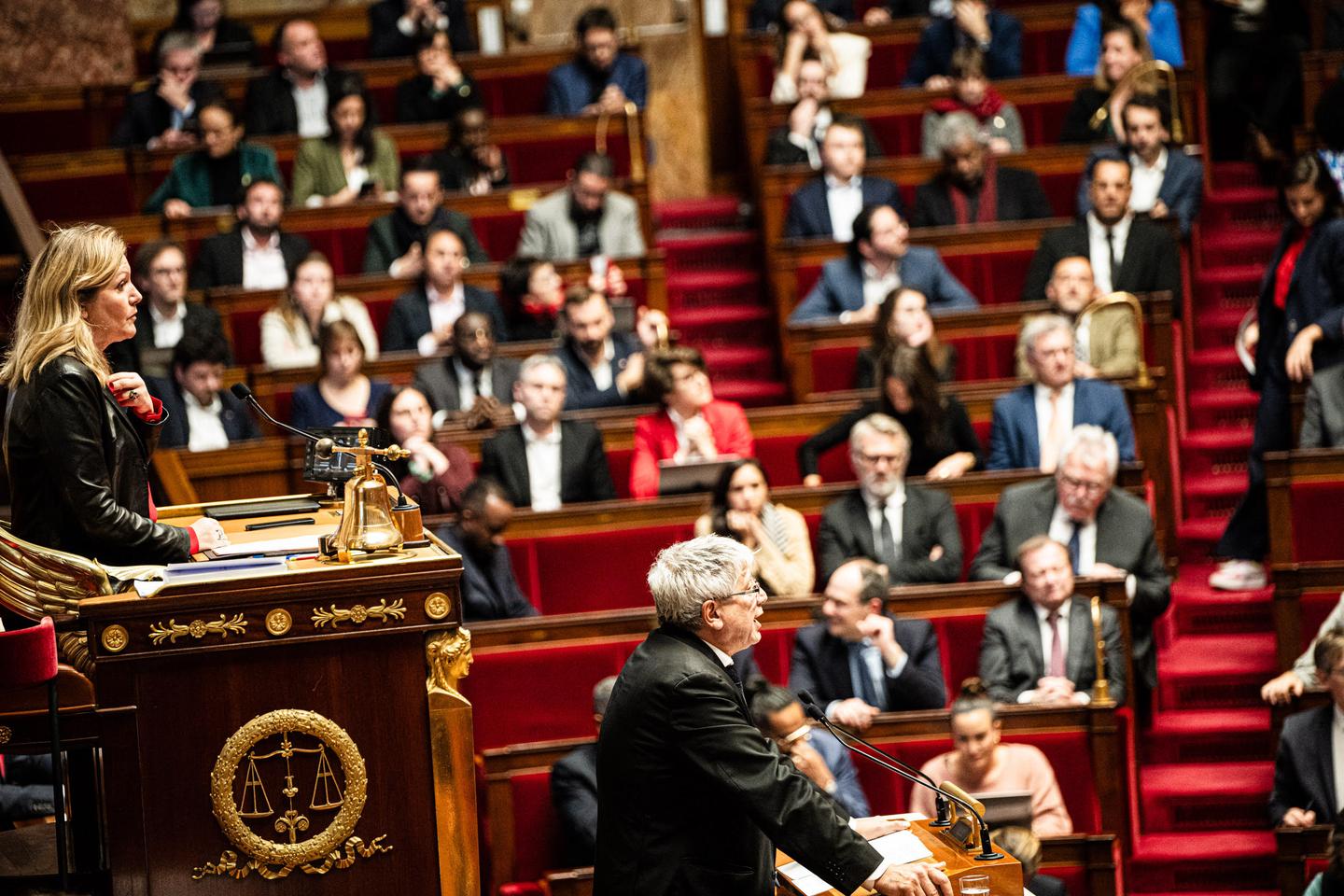 Existe-t-il un risque de shutdown à la française avec la censure du gouvernement ? Comprendre en...