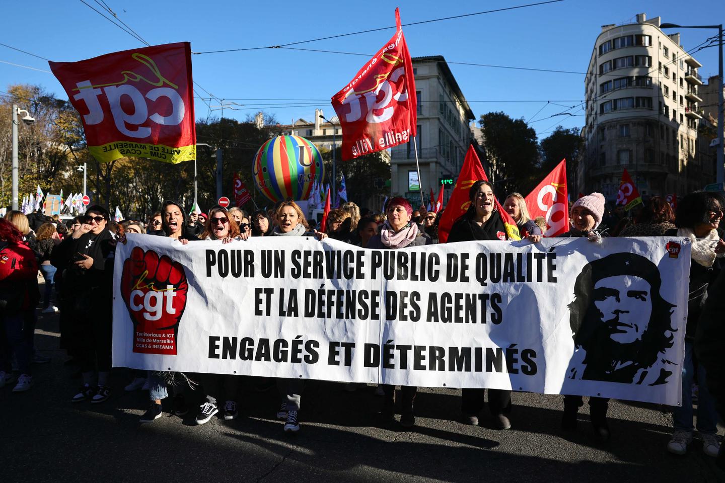 Grève du 5 décembre : 200 000 manifestants en France, selon la CGT ; 130 000 selon les...