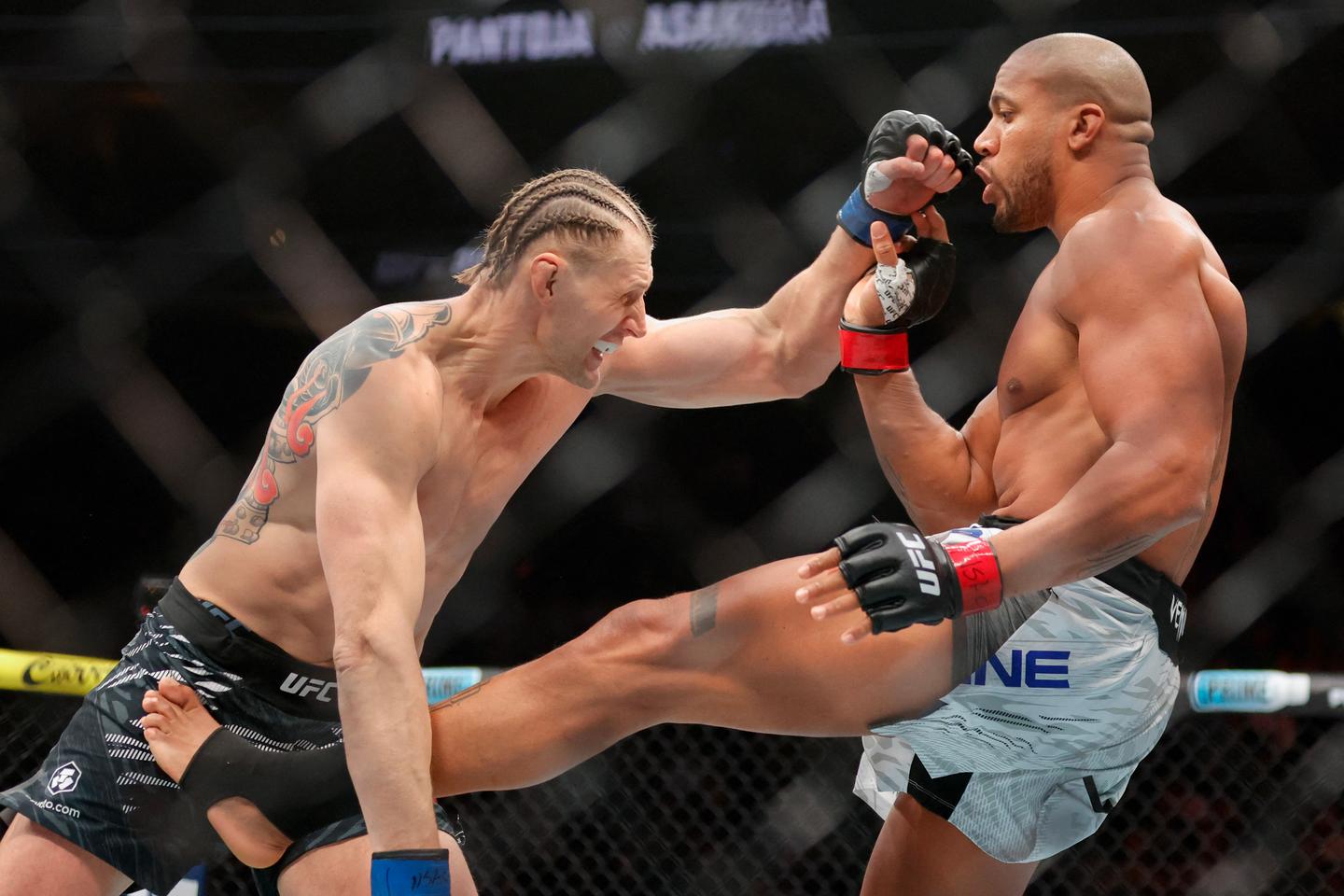 MMA : après quinze mois d’absence, Ciryl Gane s’impose dans la douleur pour son retour dans...