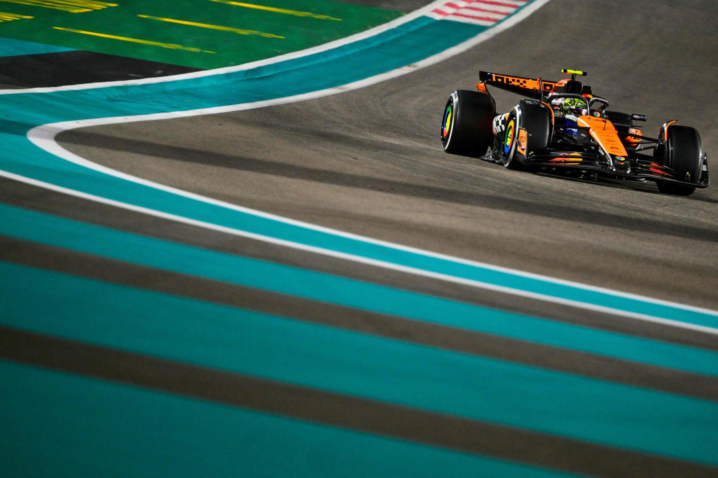 Formule 1 : Lando Norris remporte le dernier Grand Prix de l’année et offre le titre...