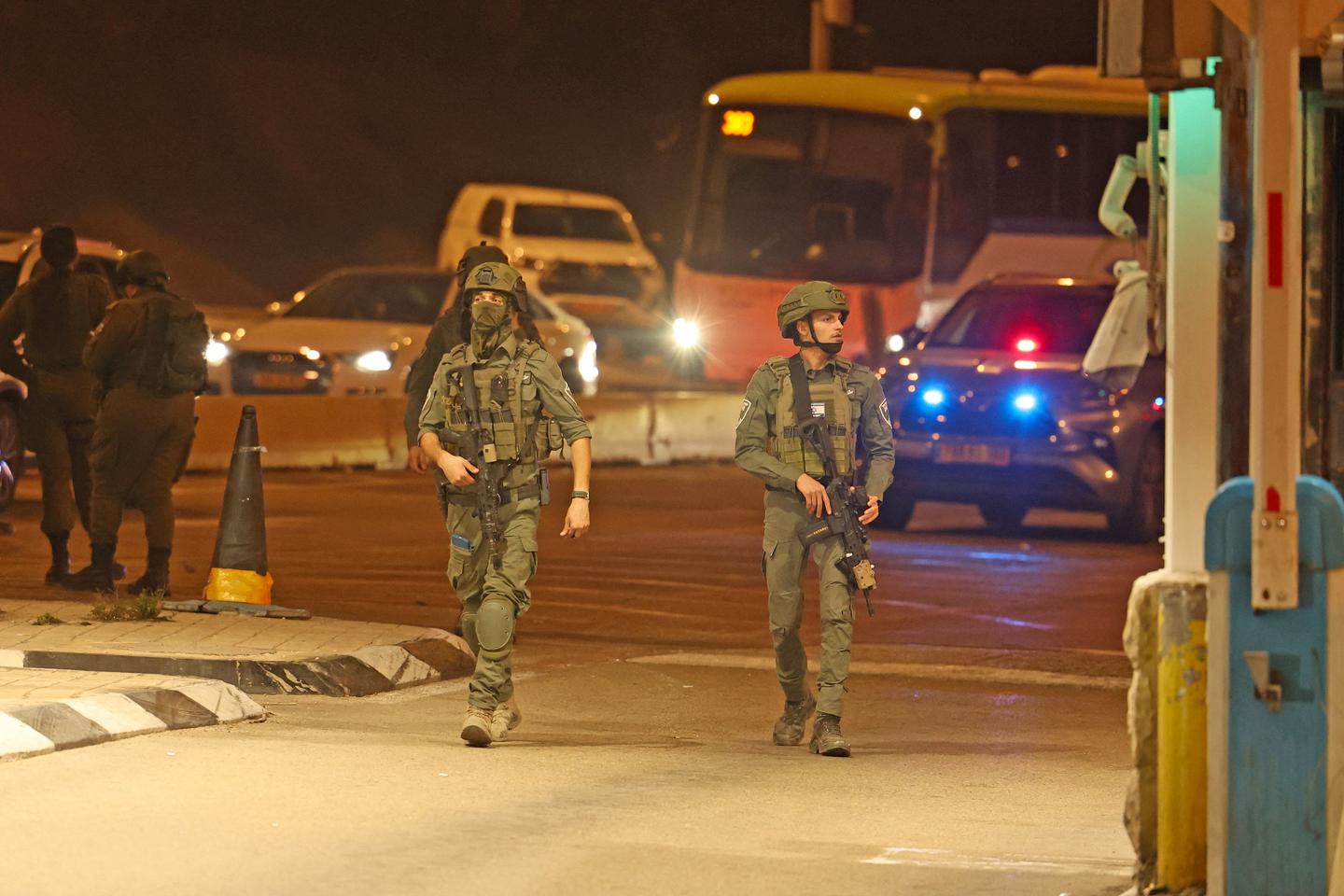 Guerre au Proche-Orient : en Cisjordanie, une attaque sur un bus israélien provoque la mort...