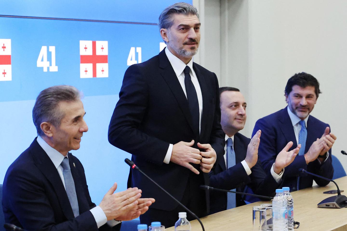 La Géorgie élit son nouveau président, un ancien footballeur prorusse considéré comme...