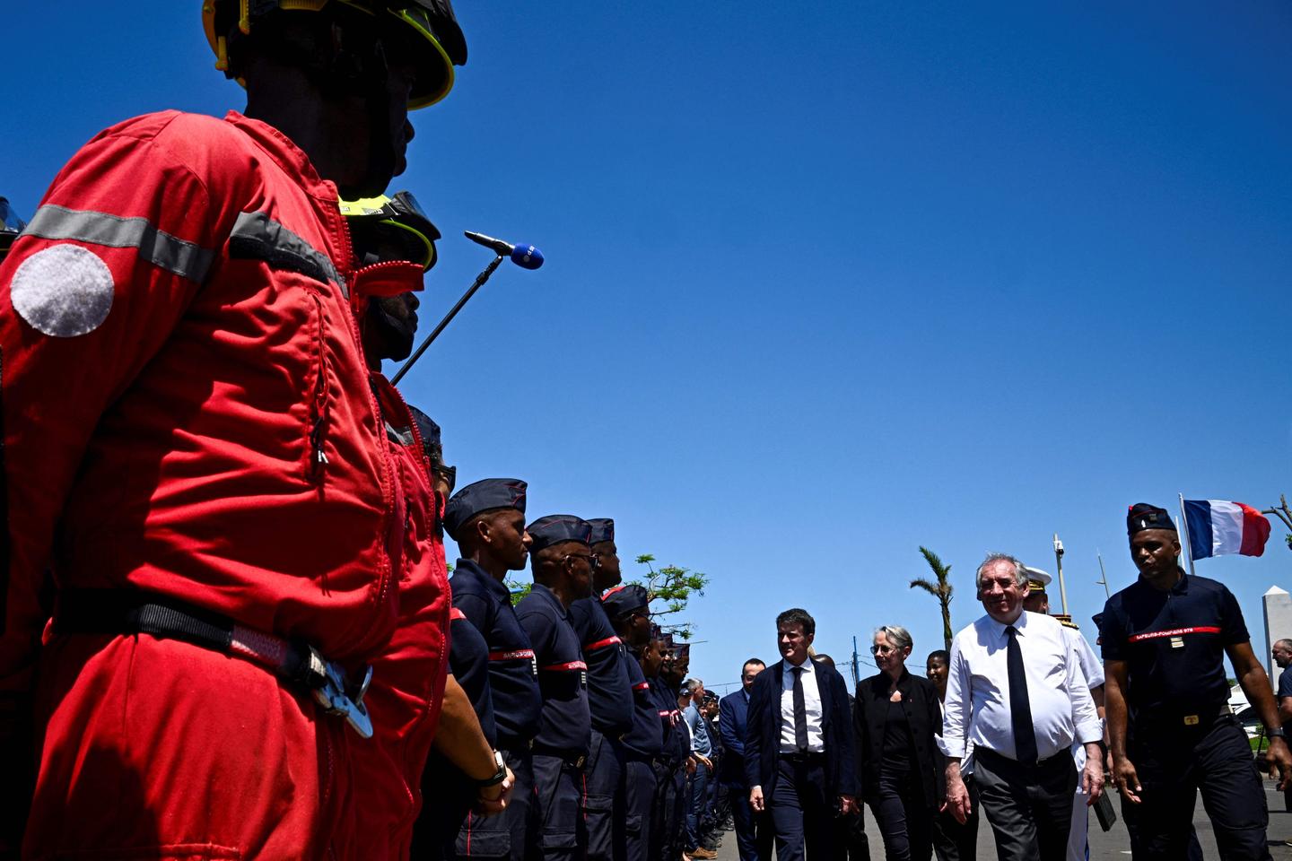 Cyclone Chido : François Bayrou, en déplacement à Mayotte, annonce une batterie de mesures pour...