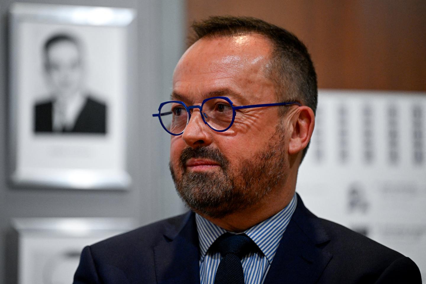 Yannick Neuder, le nouveau ministre de la santé, a été contraint de renoncer à son bureau au...