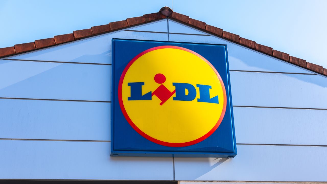 À prix cassé, cette ravisante jupe satinée Lidl cartonne auprès des clientes ce printemps (et...