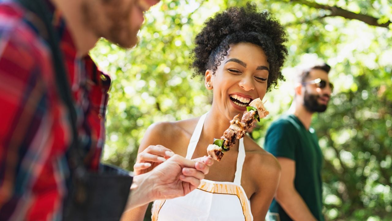 Vous organisez ou êtes invitée à un barbecue ? Ce vêtement à bannir peut vraiment gâcher...
