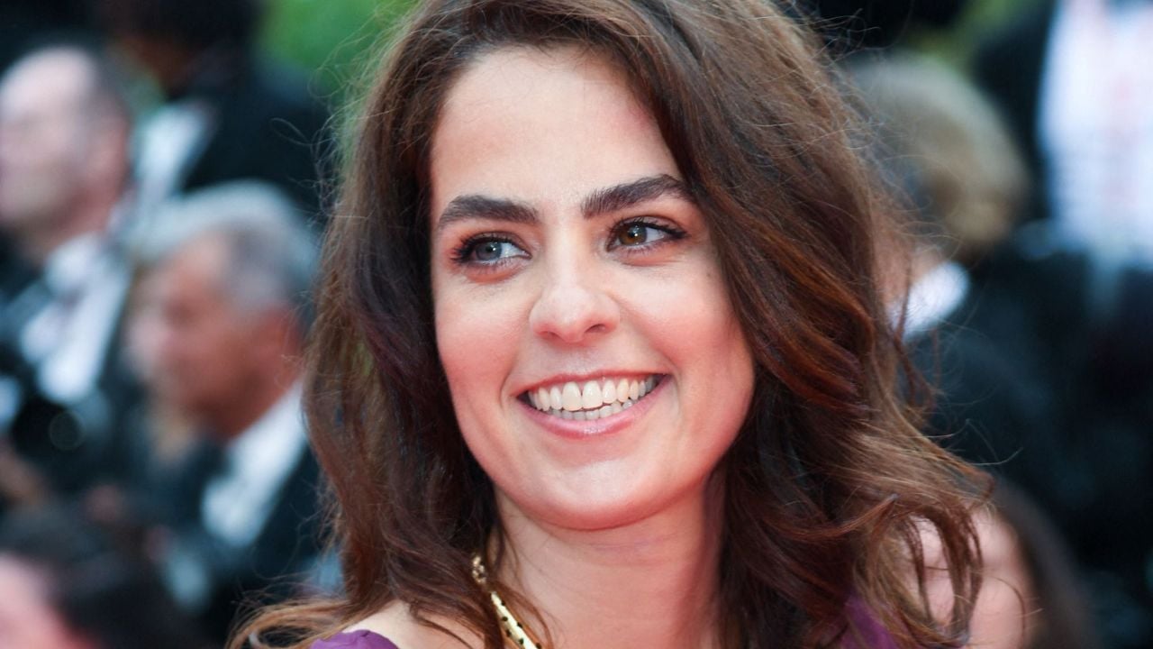 Anouchka Delon irradie de beauté dans cette robe bordeaux qui sublime ses yeux couleur vairons