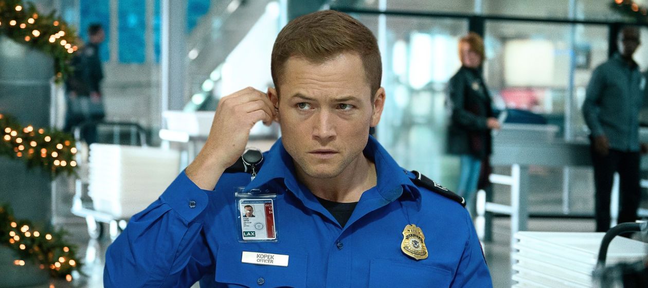 Carry-On : Taron Egerton est pris au piège dans la bande-annonce du thriller Netflix à la Die Hard