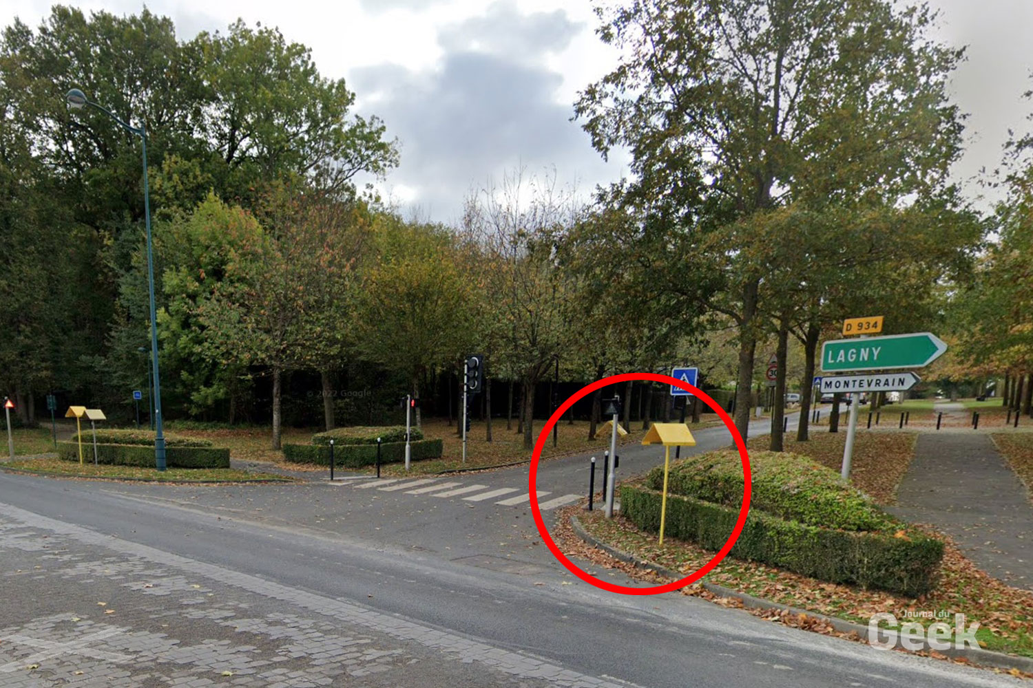 Que veut dire ce poteau de signalisation surmonté d’un triangle qu’on trouve au bord des...