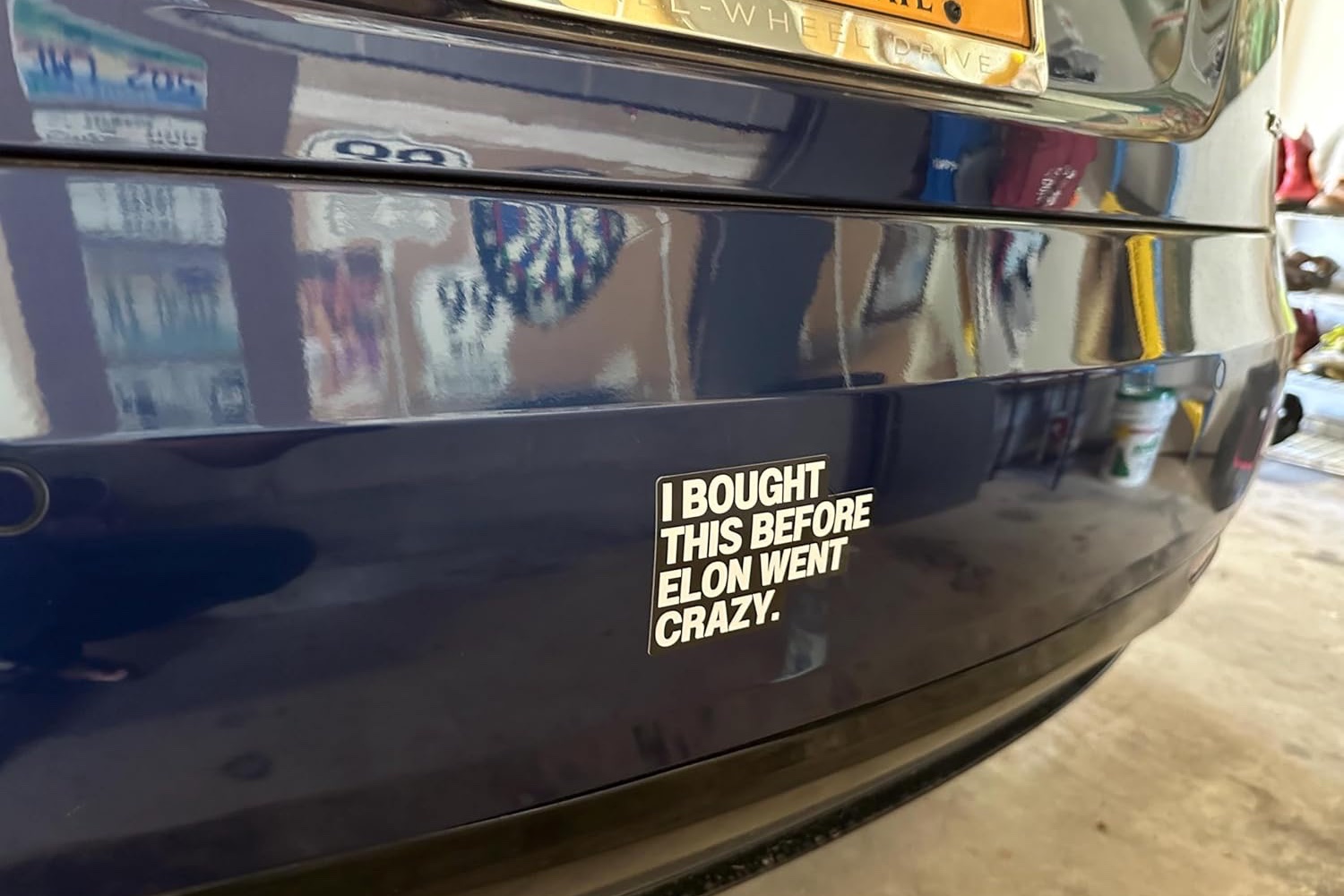 Les propriétaires de Tesla n’en peuvent plus d’Elon Musk et le font savoir sur leur voiture !