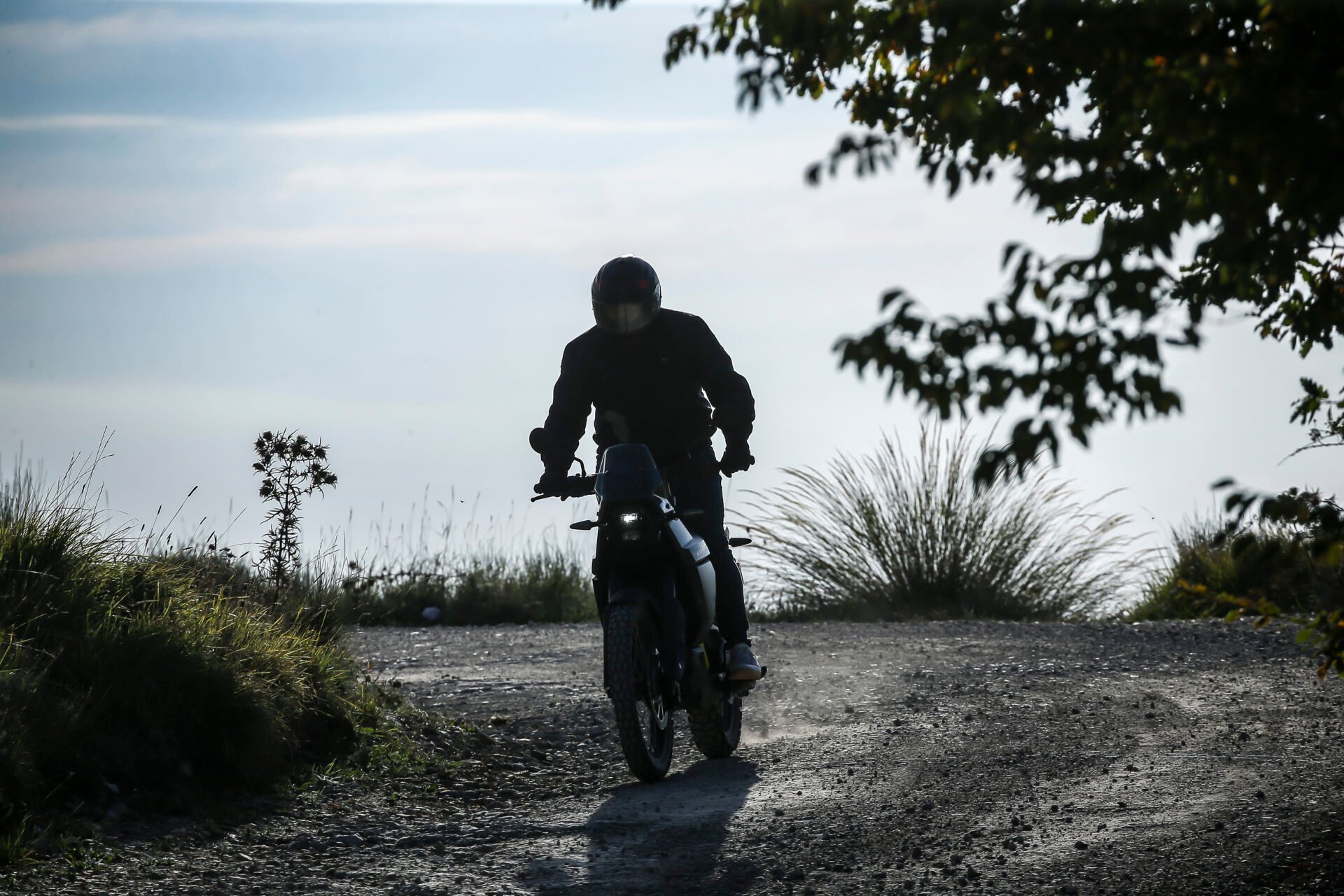 Essai de la moto électrique Can-Am Origin 11 kW : un trail pour enfants à l’âge adulte