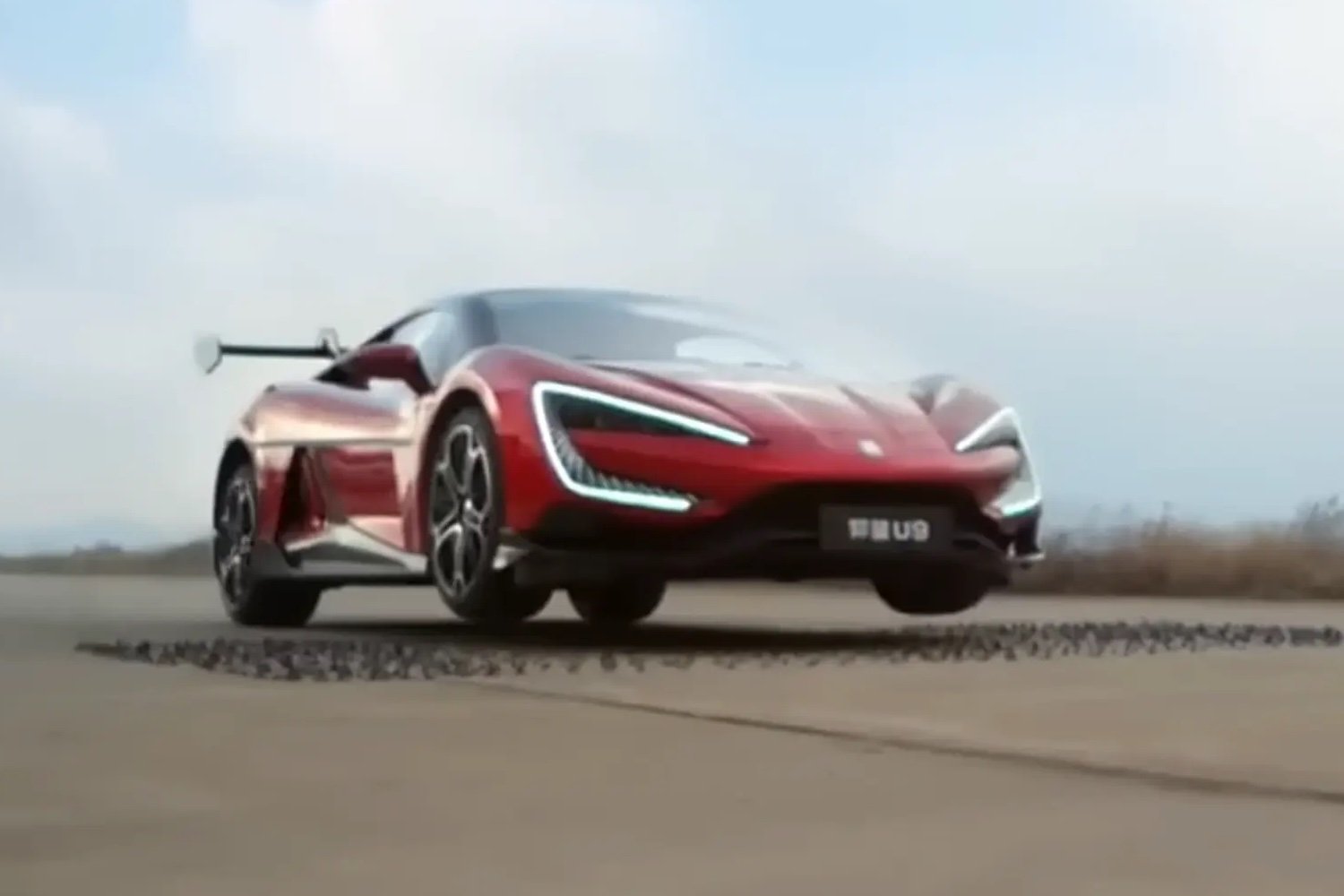 Yangwang U9, l’hypercar qui saute (littéralement) les obstacles