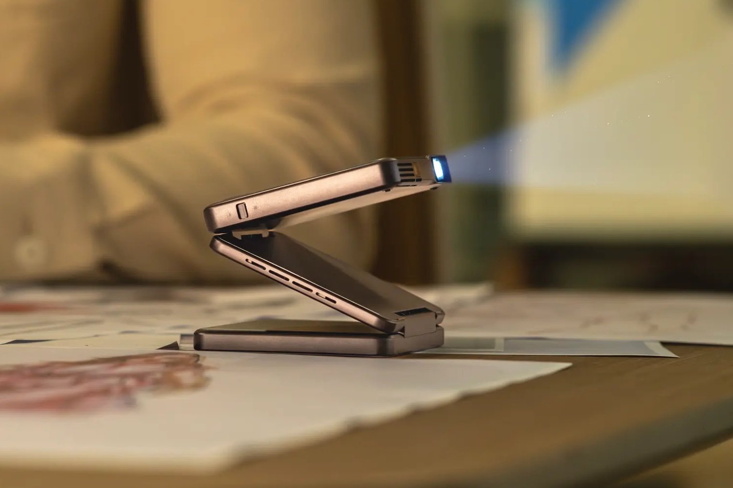 Aurzen Zip : le projecteur de poche qui se plie en trois