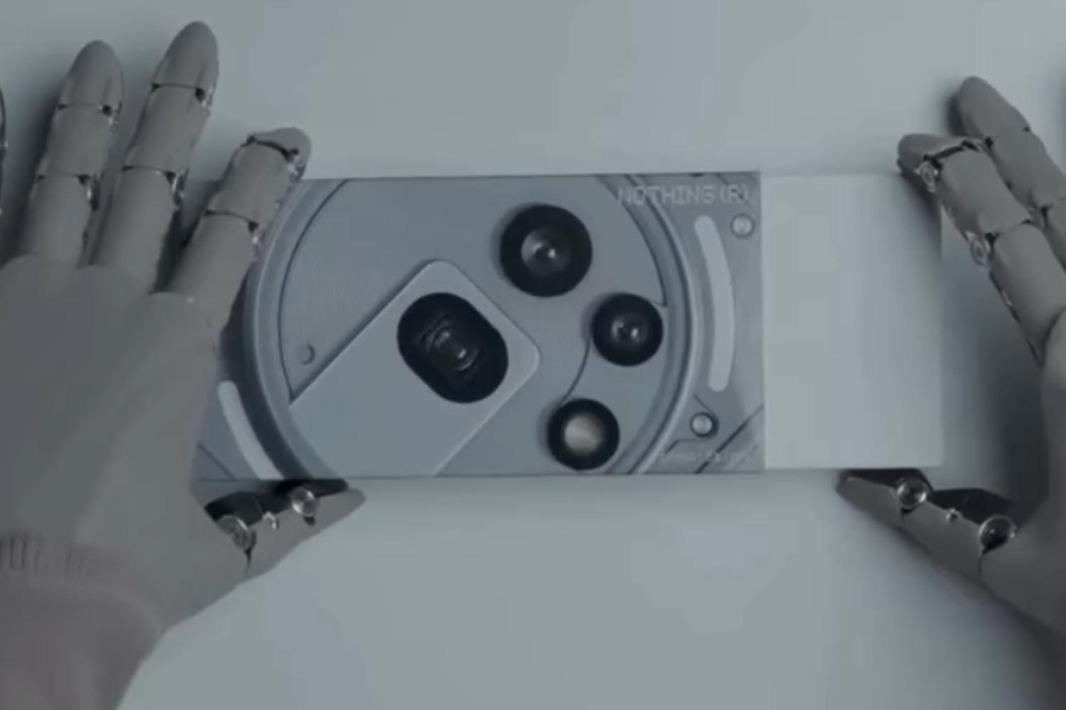 Phone (3a) : Nothing dévoile le design de son nouveau smartphone… avec un robot