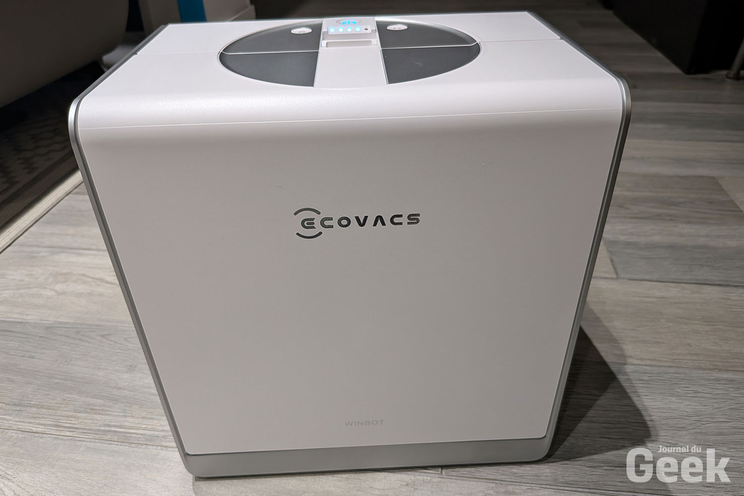 Test Ecovacs Winbot W2 Pro Omni : nettoyez vos vitre depuis votre canapé