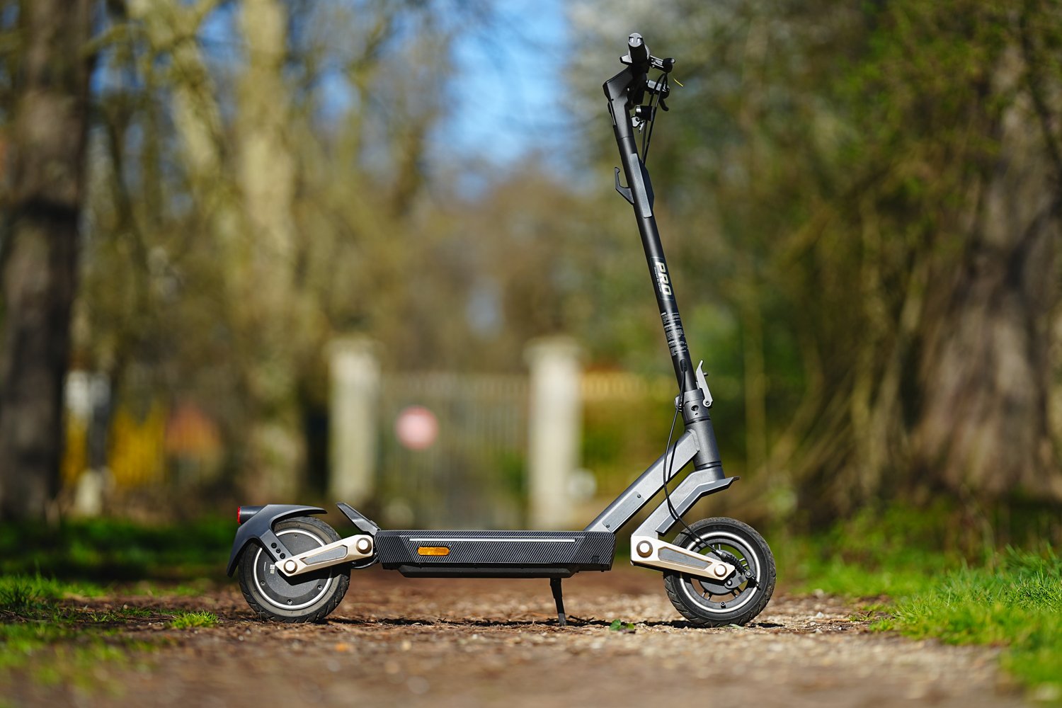 Test Navee ST3 Pro : la trottinette lourdement moelleuse !