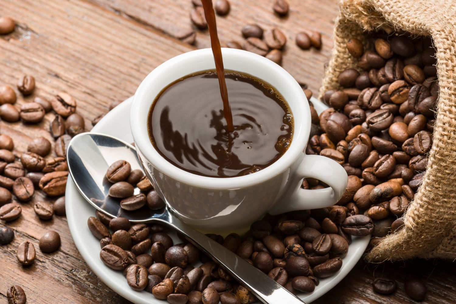 “Nocive pour la santé”, la caféine peut-elle vraiment être interdite en Europe ?