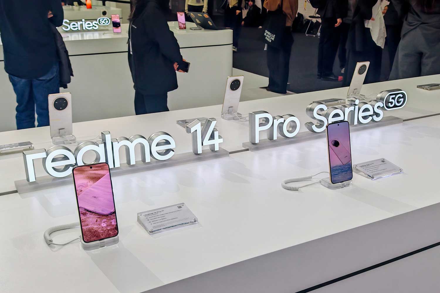 Realme lance un smartphone caméléon, il change de couleur avec le froid