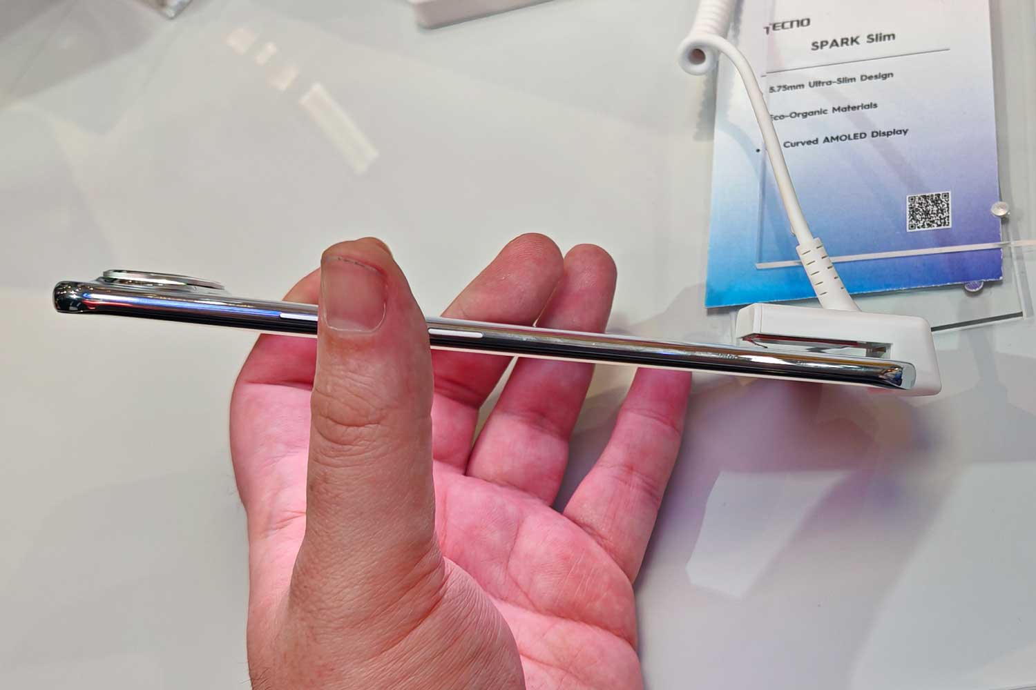 Cette marque surprend Apple et Samsung en lançant le smartphone le plus fin au monde