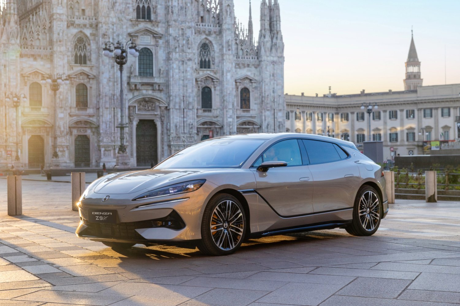 DENZA Z9GT : oubliez Tesla, cette voiture fait un 360° sans bouger d’un centimètre