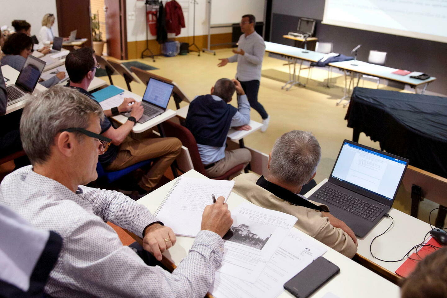 Antisémitisme, complotisme, préjugés??? Comment les profs font face