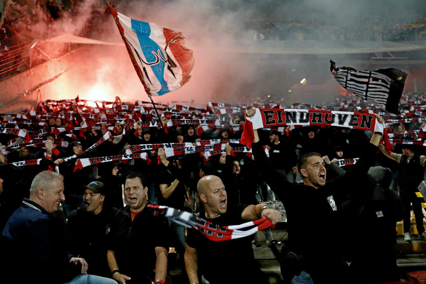 Lens-PSV Eindhoven : heurts entre supporters et confrontations avec la police