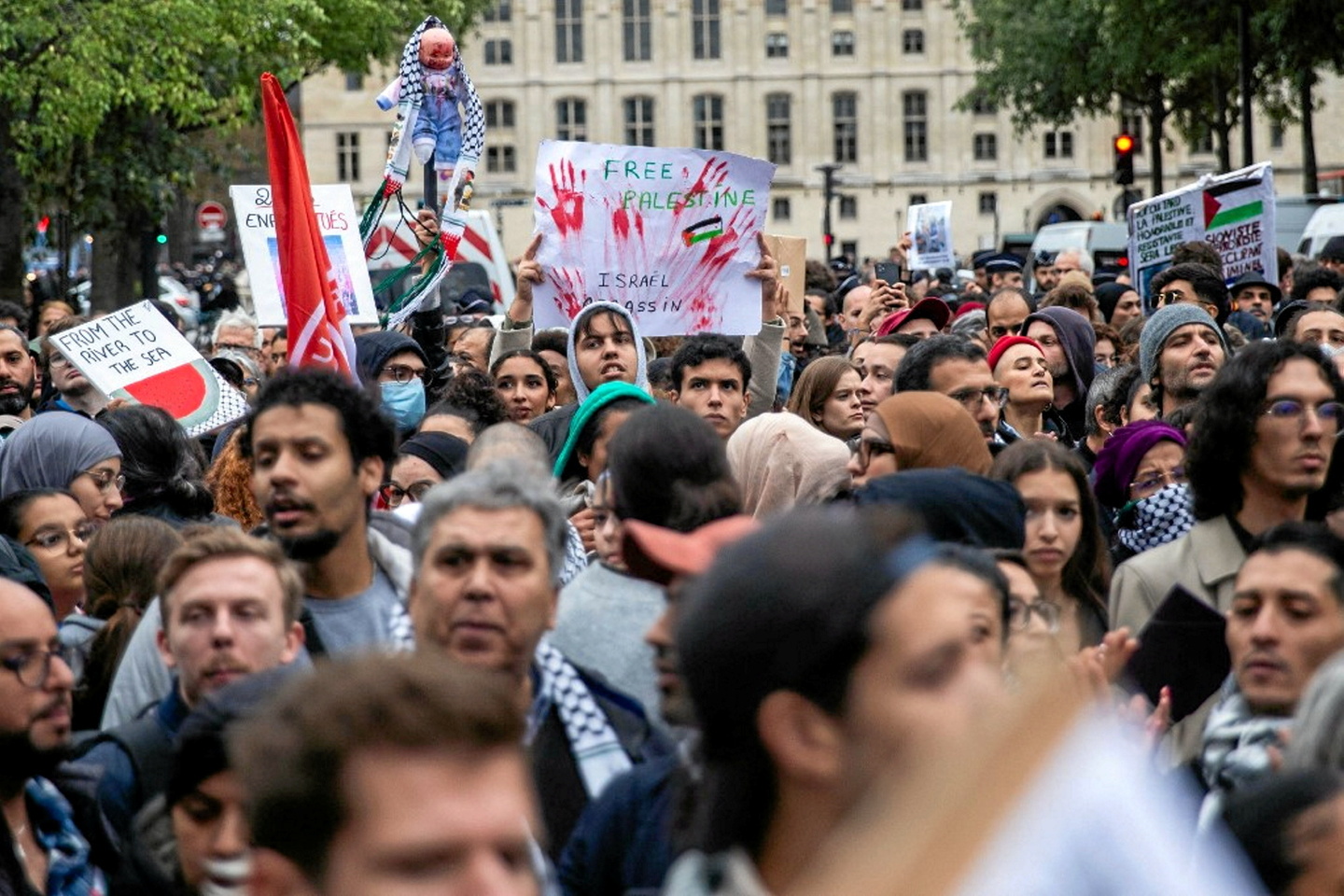 « Libérez Gaza, libérez la Palestine » : à Paris, les manifestants font fi...