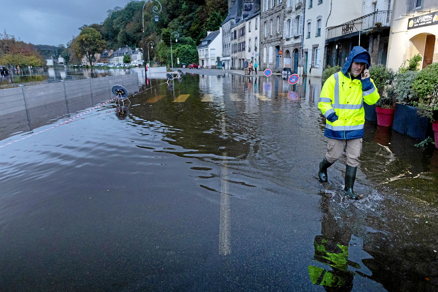 Des vents « jusqu???à 150 km/h » et des vagues-submersion : la tempête Ciaran arrive