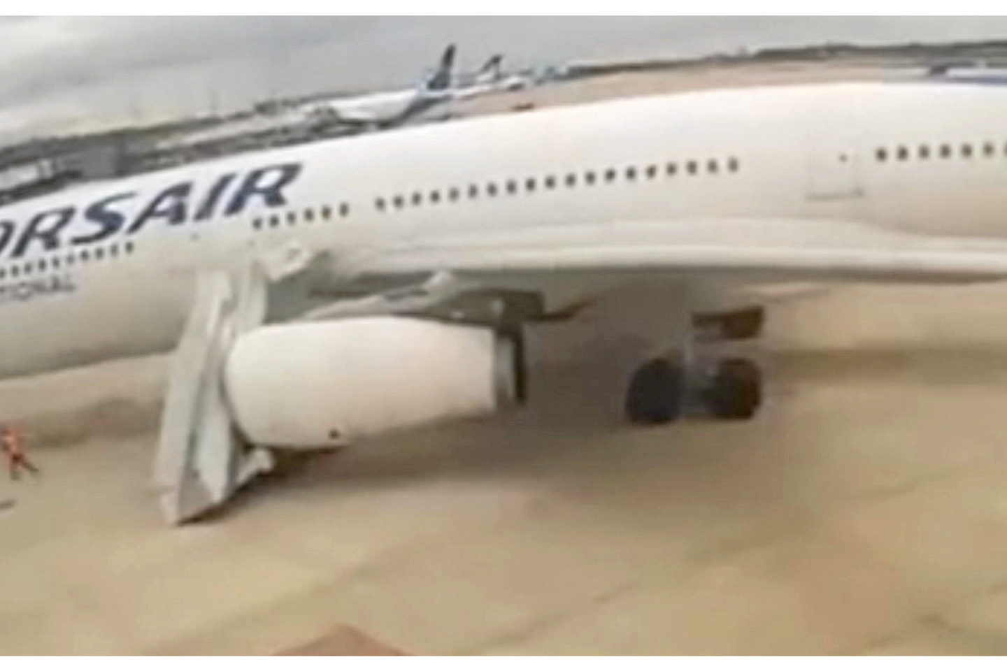 Vidéo : à Orly, un avion percute une passerelle de passagers