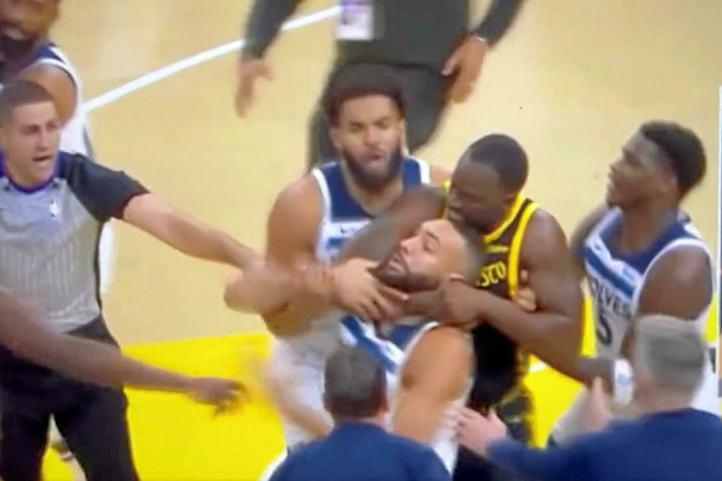 NBA : le Français Rudy Gobert étranglé par un adversaire en plein match