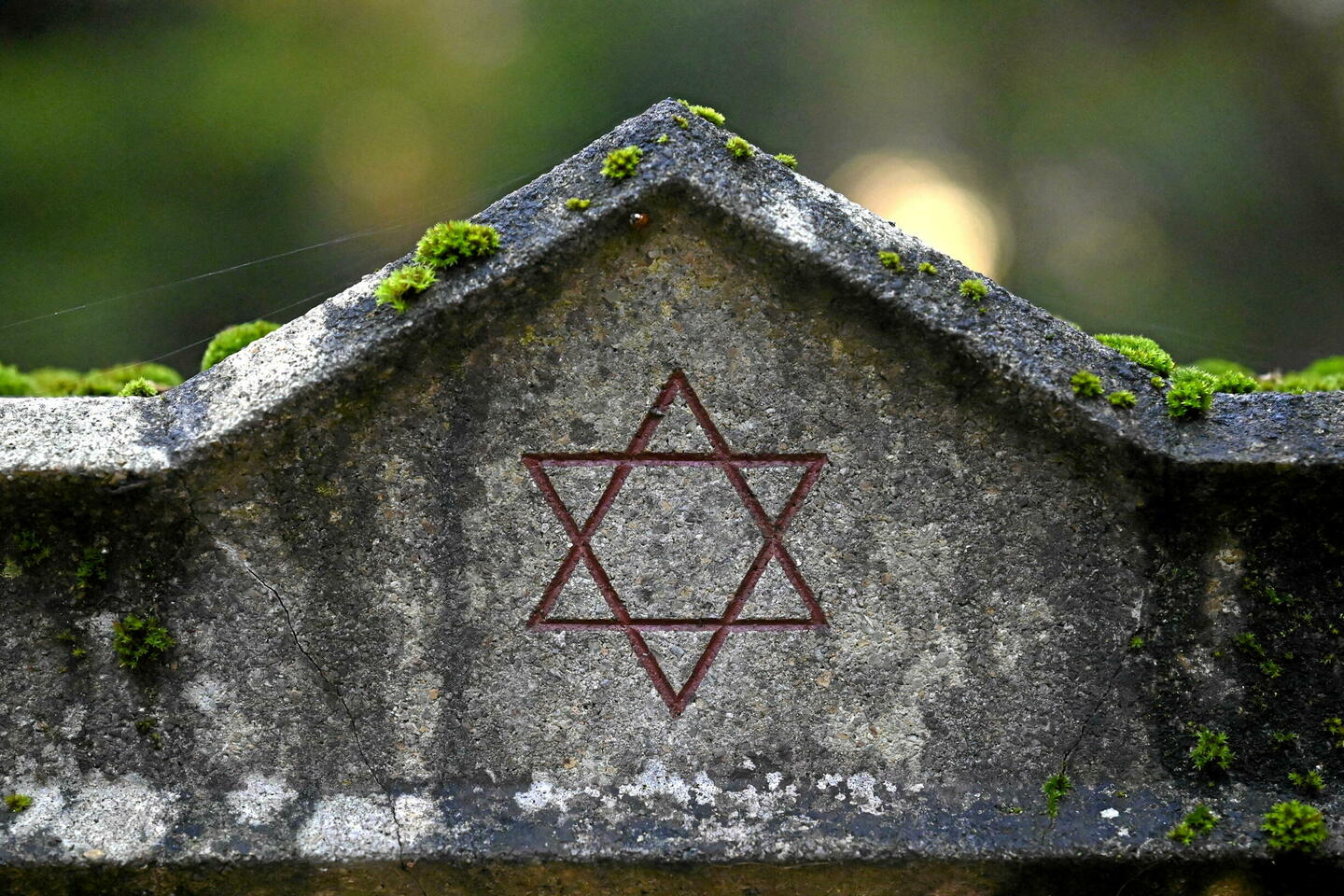 Antisémitisme : 10 stèles juives dégradées dans un cimetière de l???Oise