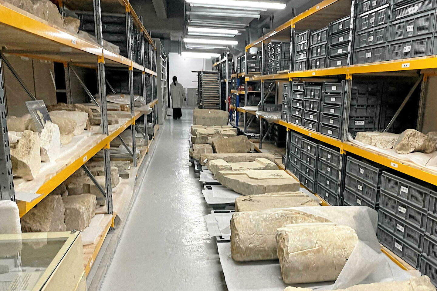 Dans le coffre-fort du pôle archéologique de la ville de Paris