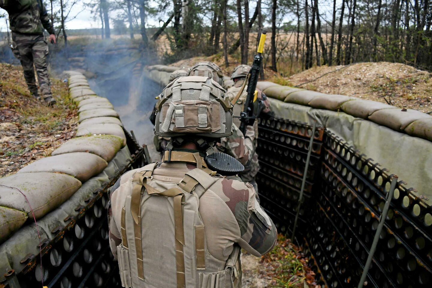 Avec les soldats français qui s???entraînent dans les tranchées