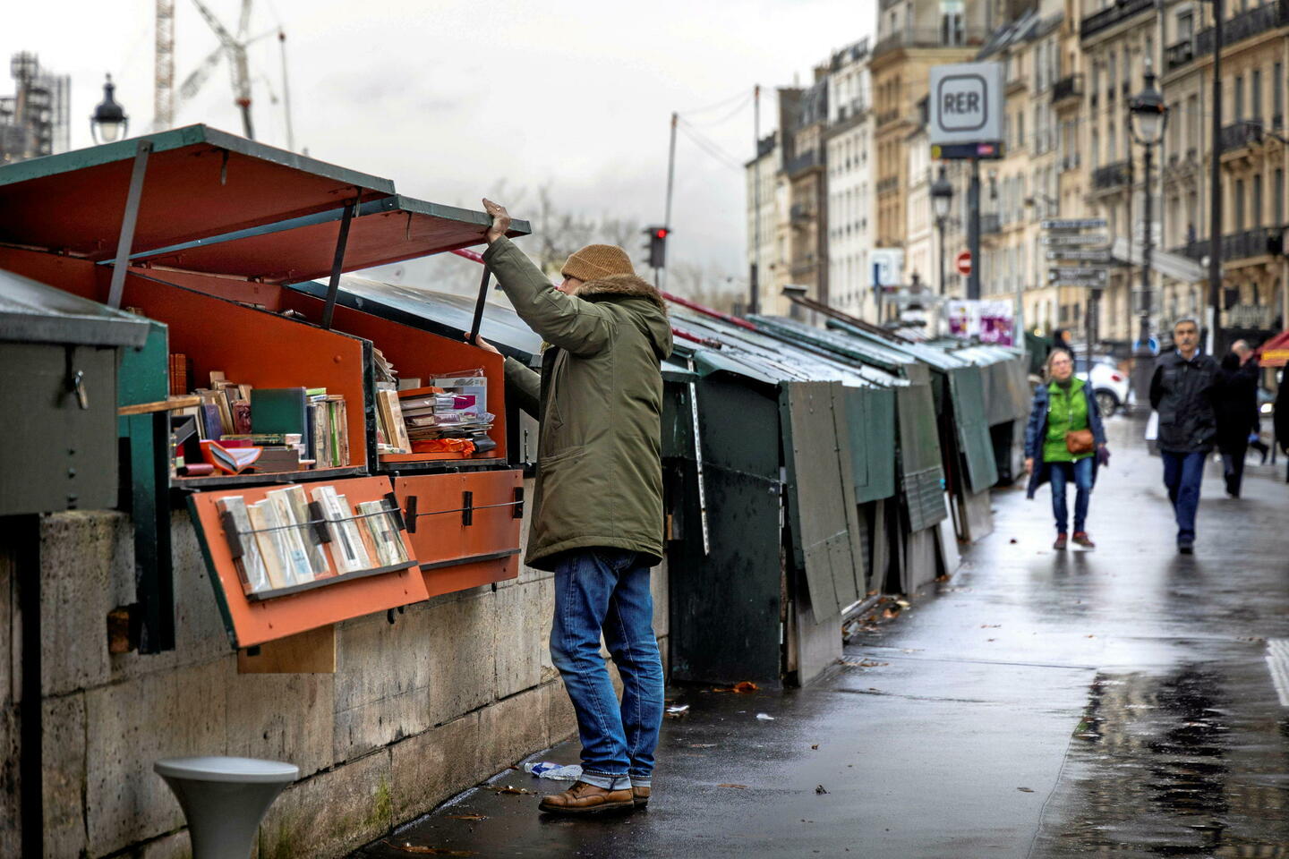 JO Paris 2024 : Macron renonce à déloger les bouquinistes des quais de Seine