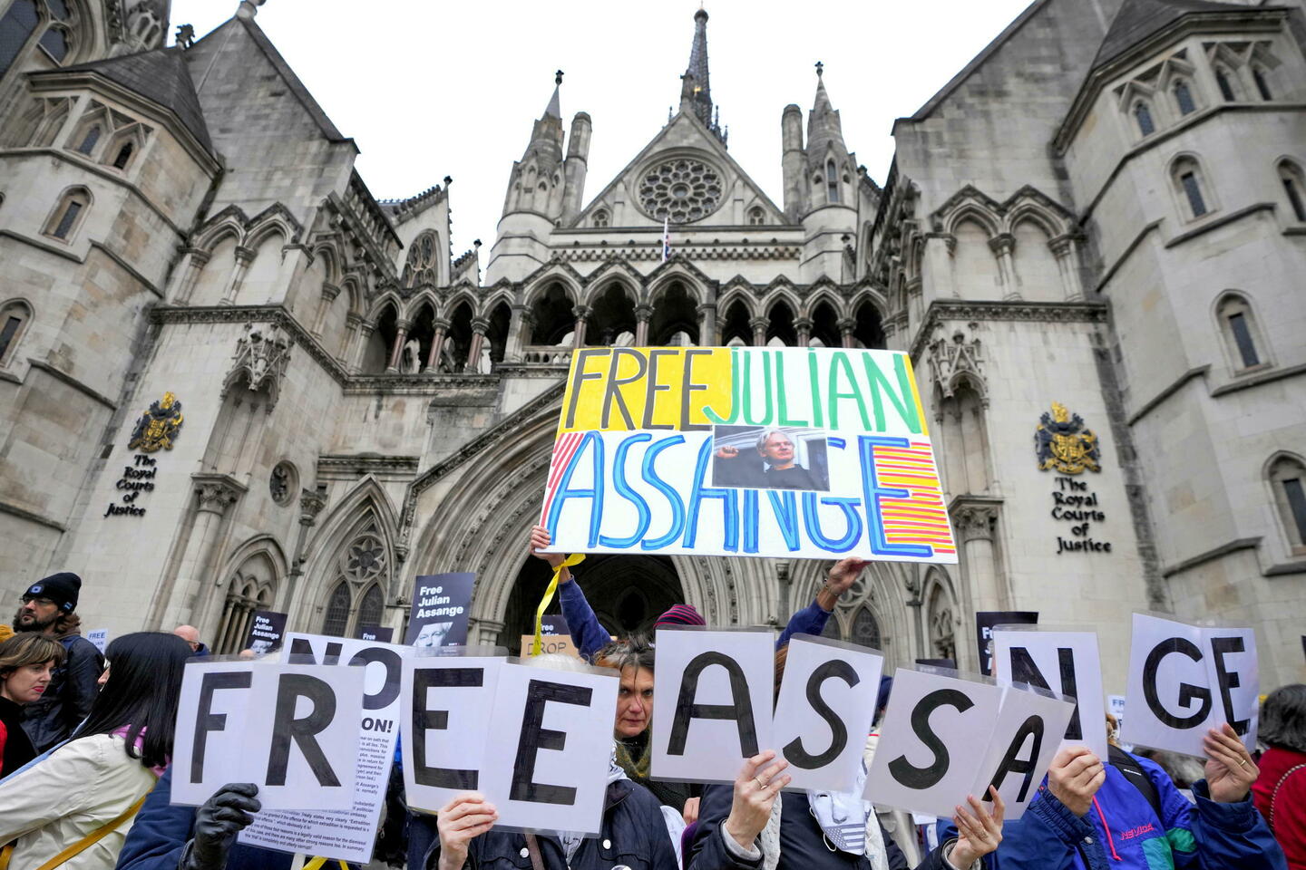 Julian Assange absent de l???audience sur un recours contre son extradition vers les ??tats-Unis