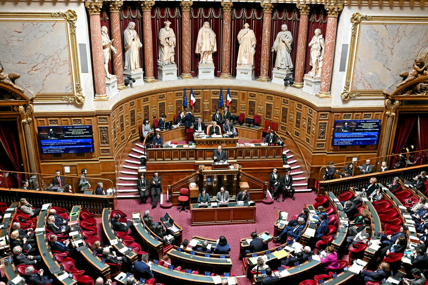 Les Sénateurs entérinent l???inscription de l???IVG dans la Constitution