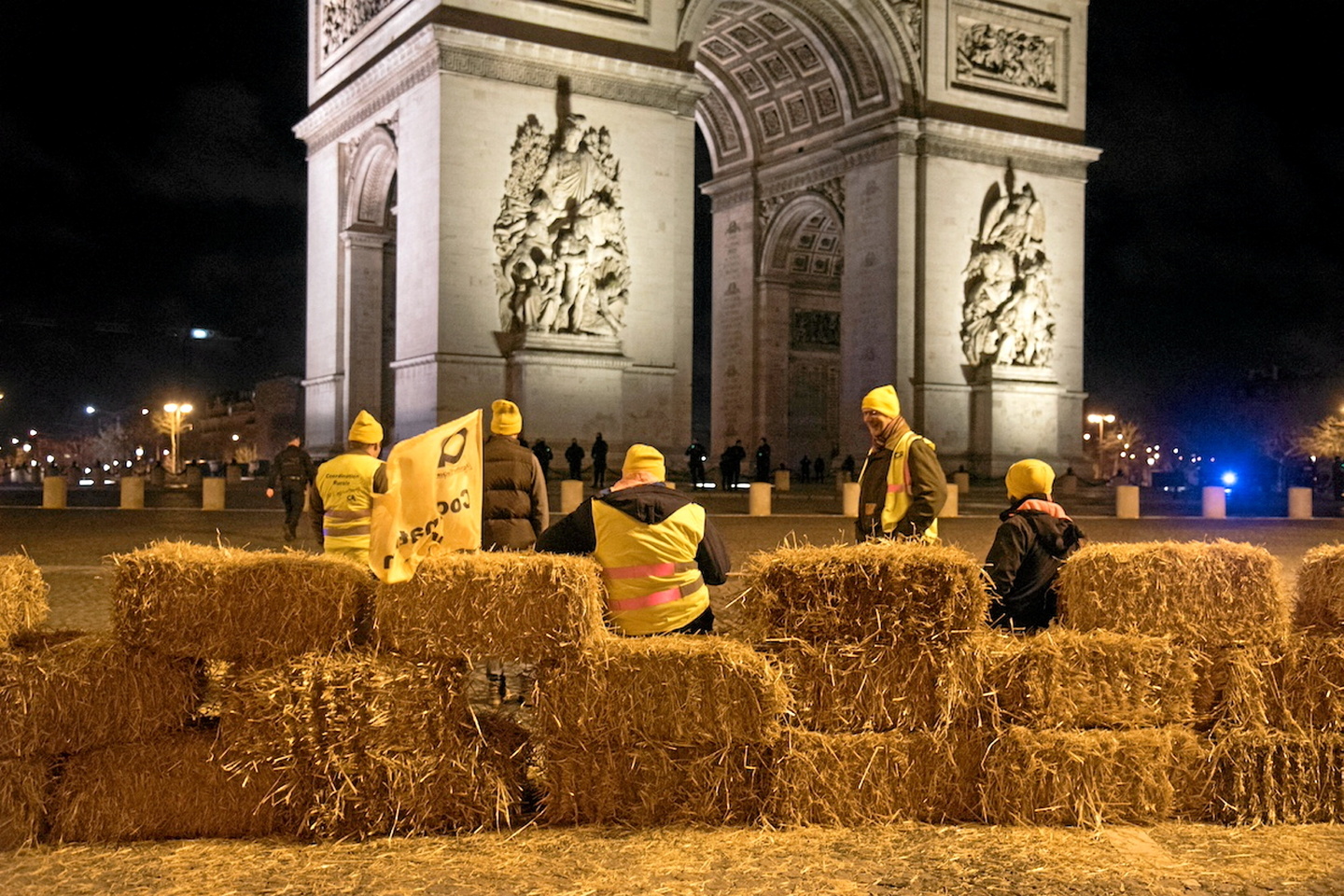 Colère des agriculteurs : action surprise de la Coordination rurale sur la place de l?????toile,...