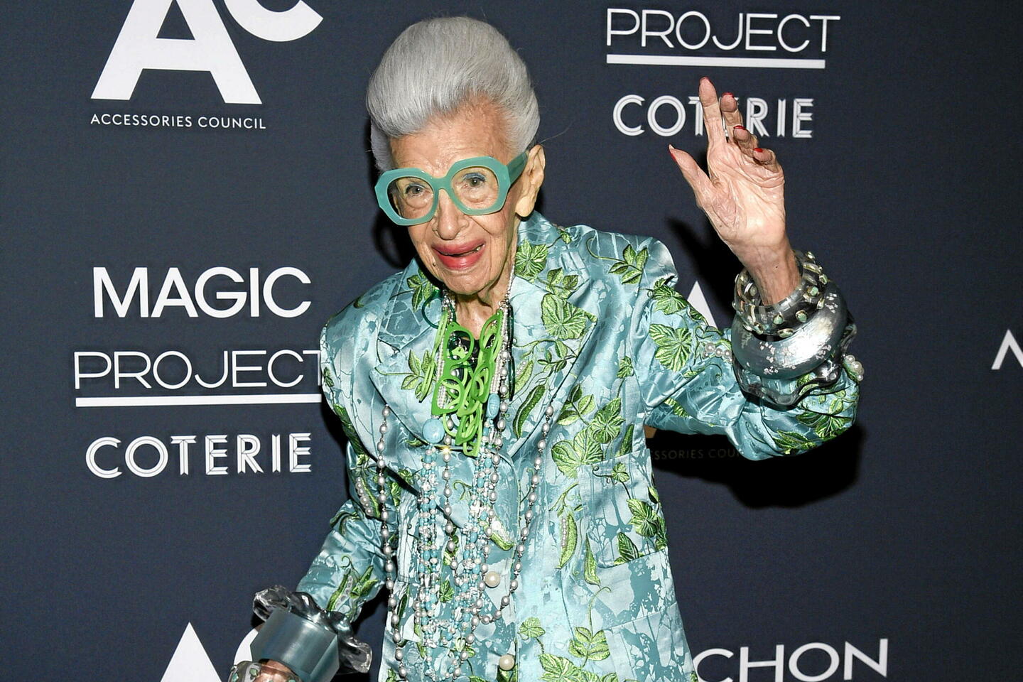 Iris Apfel, la « starlette gériatrique » de la mode, est morte à 102 ans