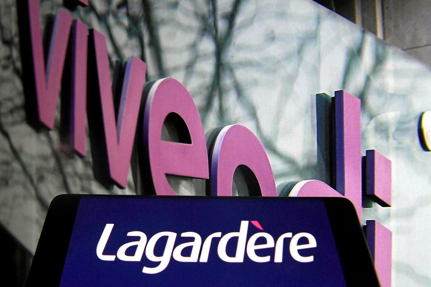 Chez Hachette, la chute d???Isabelle Saporta face à l???ouragan Lise Boëll
