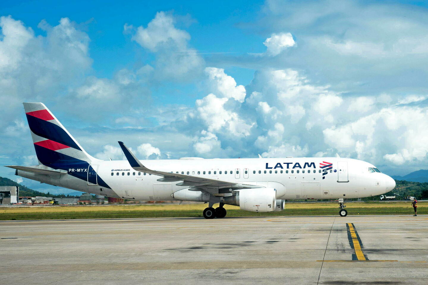 Douze personnes hospitalisées après un incident dans un Boeing, une enquête ouverte