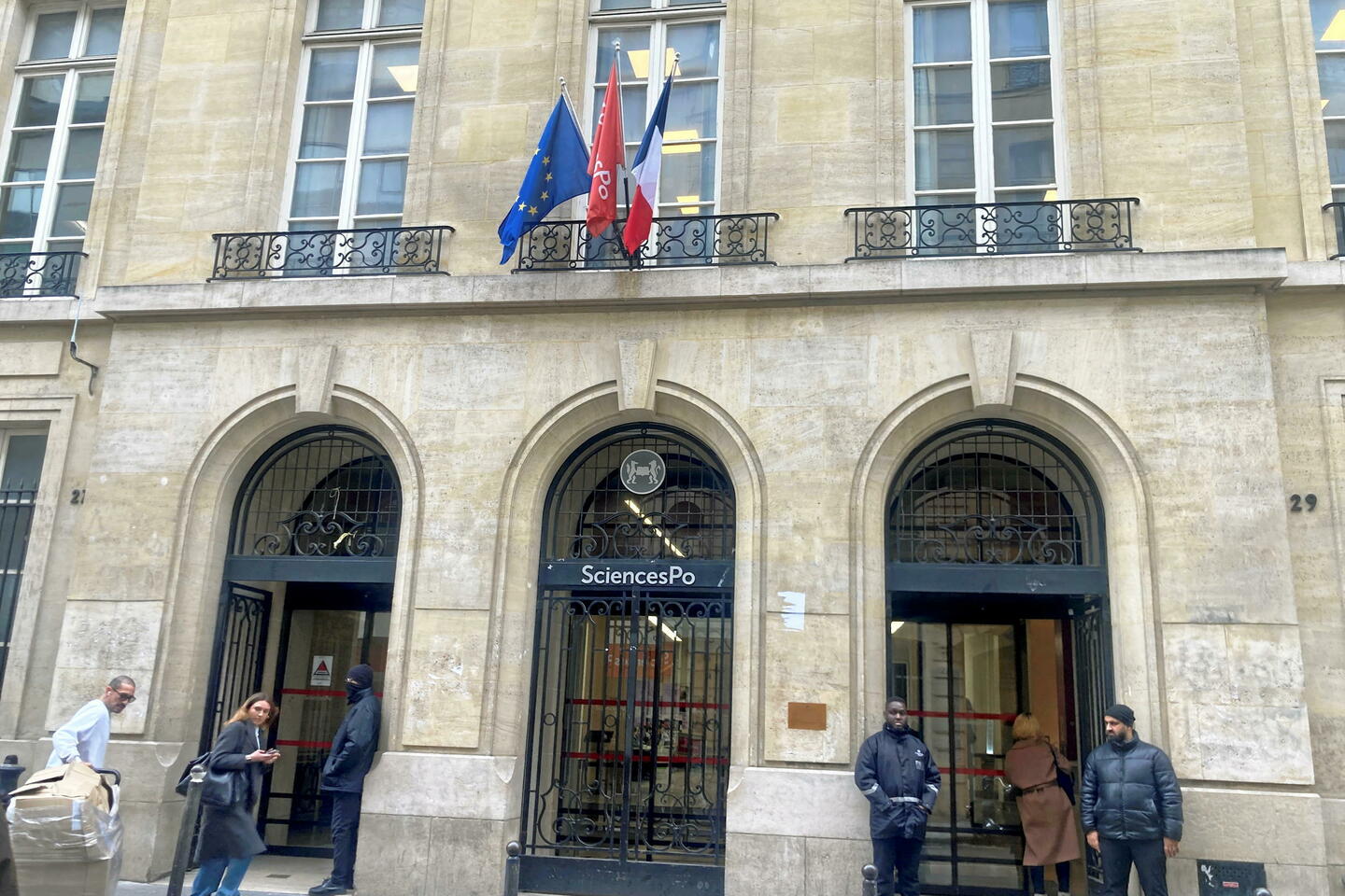 ?? Sciences Po, les étudiants espèrent un retour au calme au lendemain de la démission de...