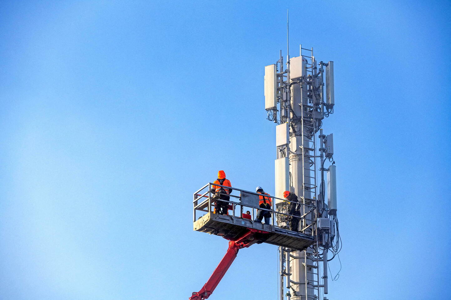 Strasbourg : une antenne-relais 5G installée dans la croix d???une église, les fidèles furieux