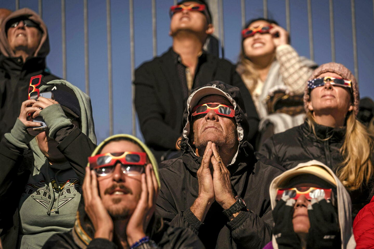 Mariages de masse et repentance, la folie de l???éclipse gagne l'Amérique
