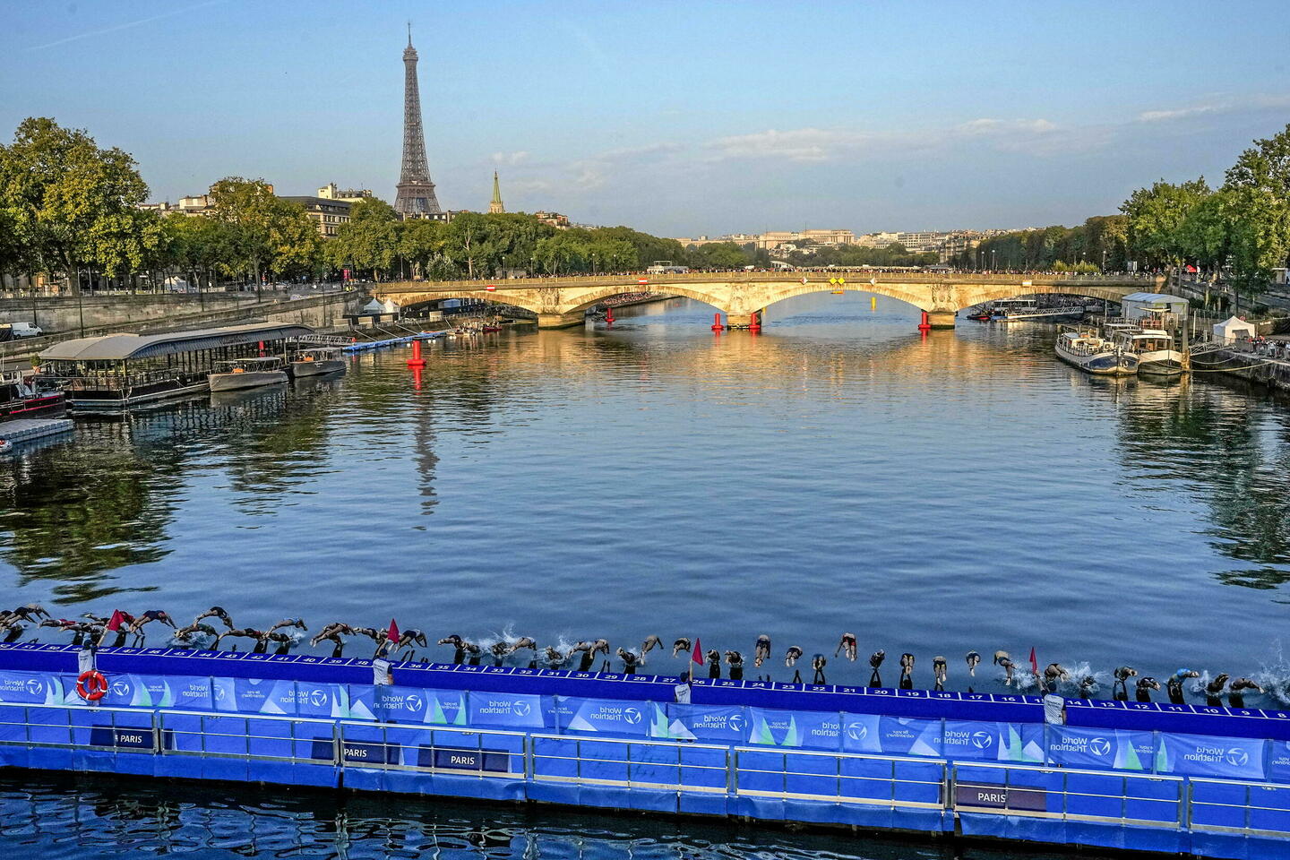 Jeux olympiques : des bactéries dangereuses rendent la baignade dans la Seine impossible