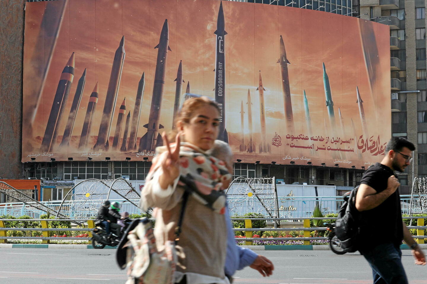 Le risque d???une guerre s???éloigne après la riposte mesurée d???Israël en Iran