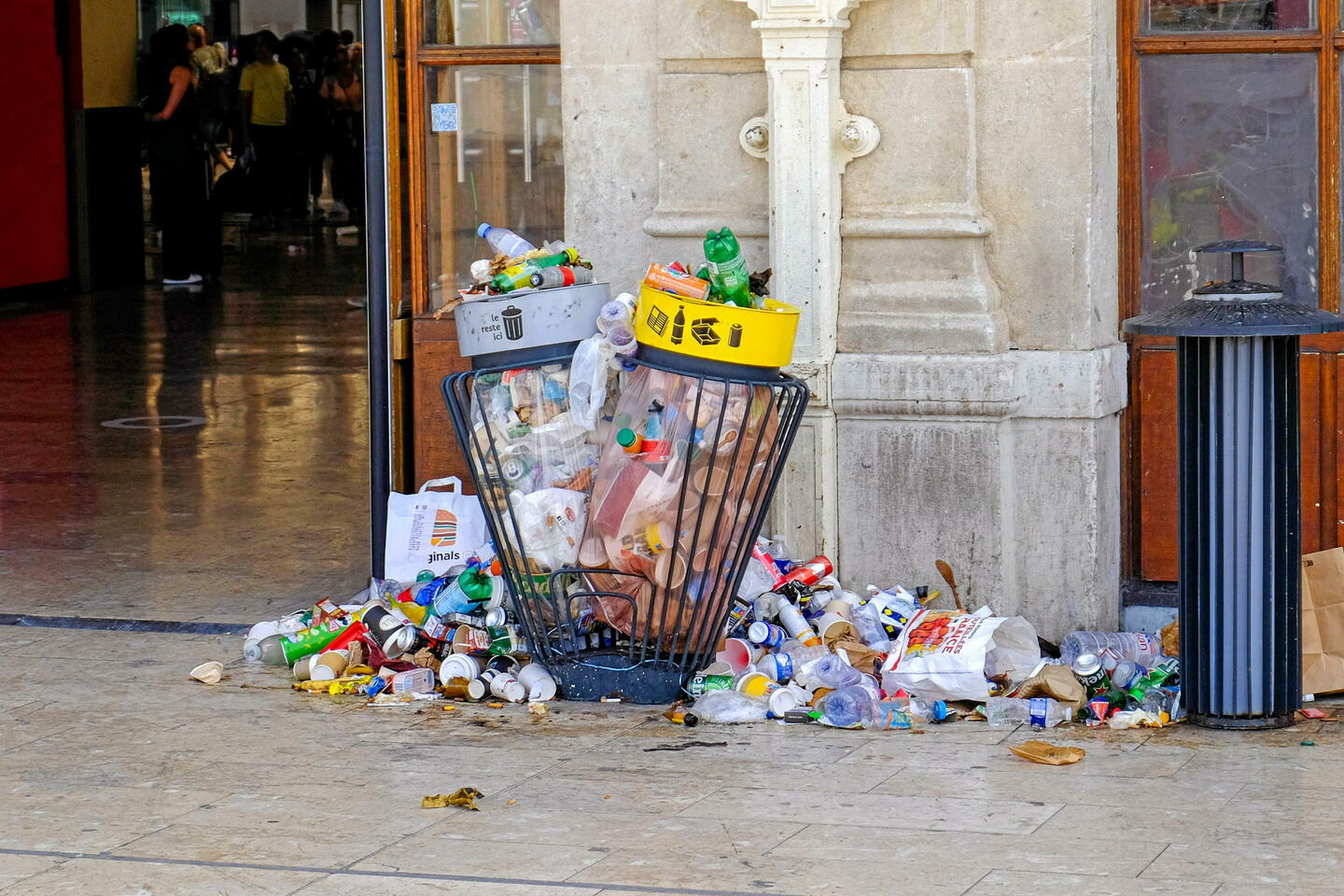 Grève des éboueurs à Marseille : les poubelles s???entassent avant l???arrivée de la flamme...