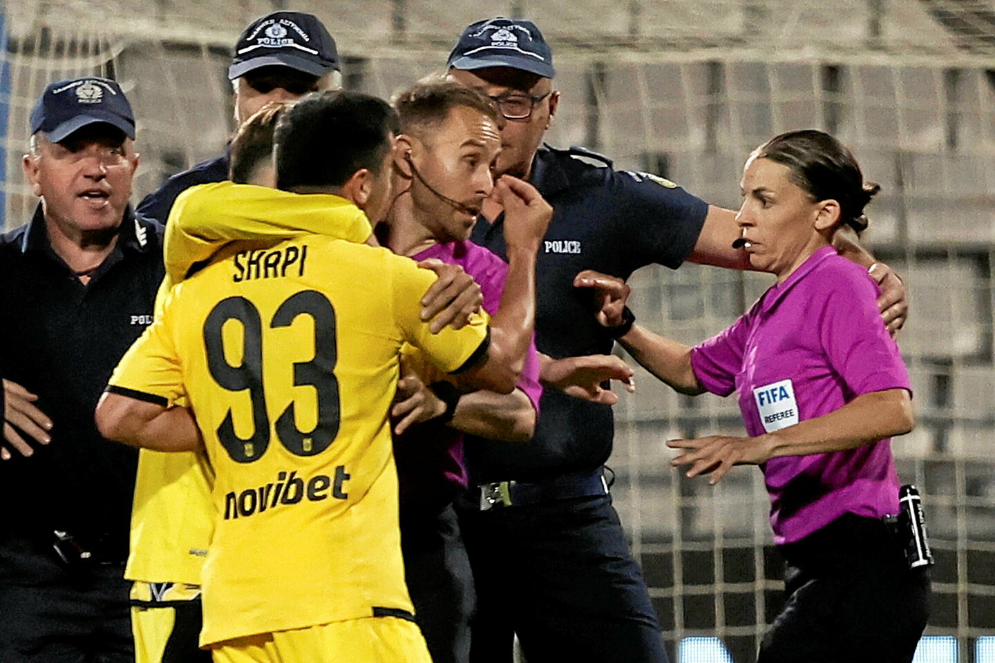 Football : l'arbitre française Stéphanie Frappart escortée par la police pour sortir d'un stade